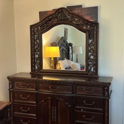 5 Piece Bedroom Set For Sale With 2 Night Stand, Headboard And Footboard, Dresser And The 2 Bedside Lamp As A Bonus.
