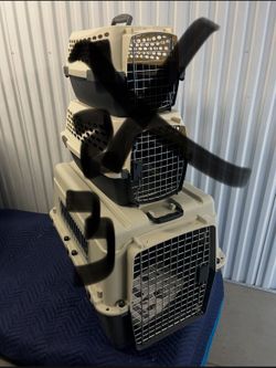 Pet Carrier, Medium ( 30-50lbs) 32x23x24. IATA  Approved. See all pictures for details.