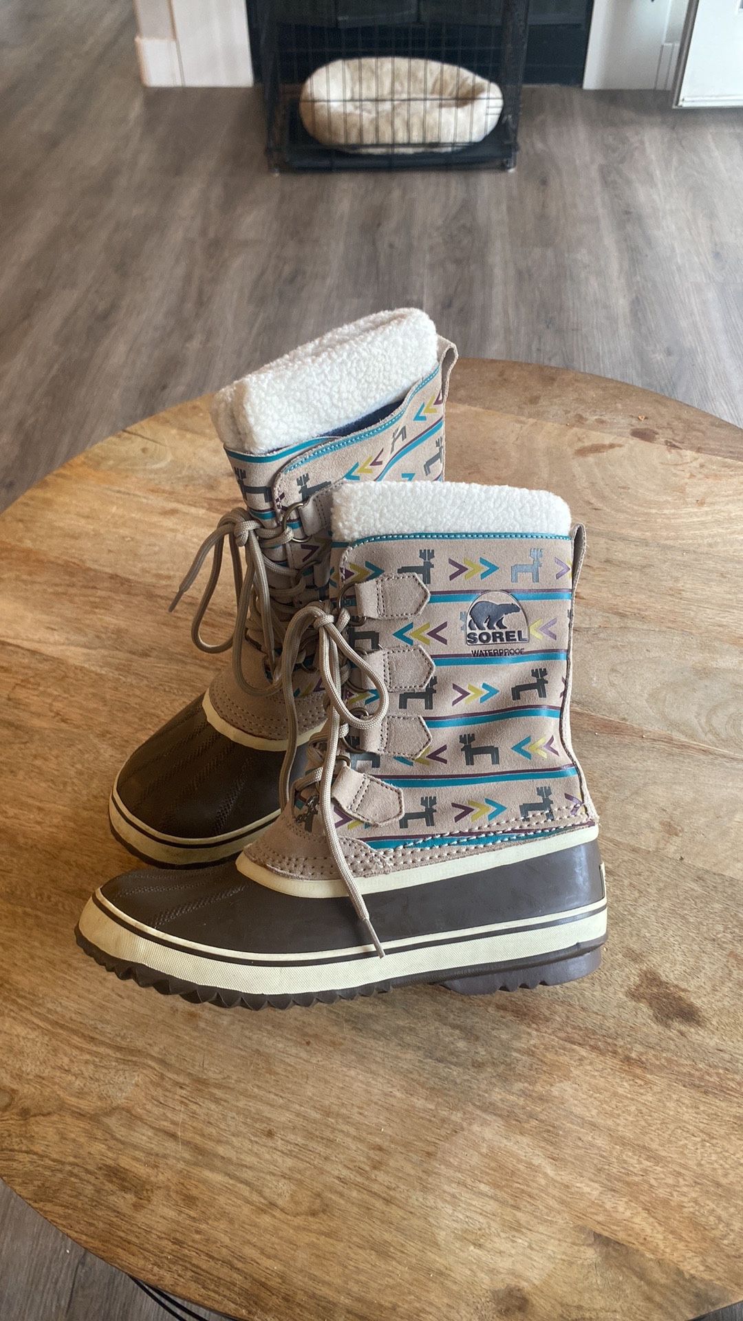 Sorel aztec pattern winter boots size 9 waterproof pre own great condition