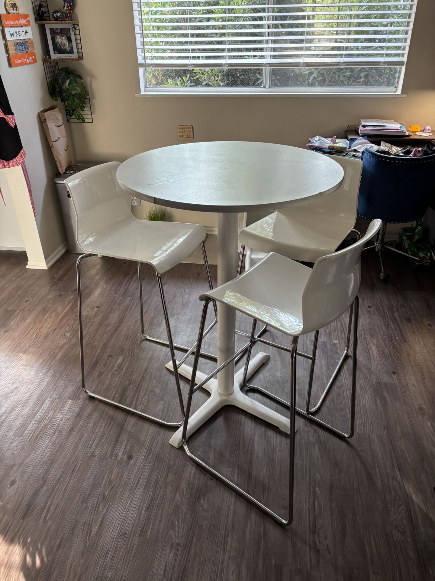 Table & Chairs 