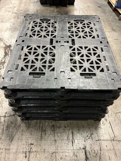 HEAVY DUTY PLASTIC PALLETS 48x40 $15 EACH DELIVERY AVAILABLE $$$