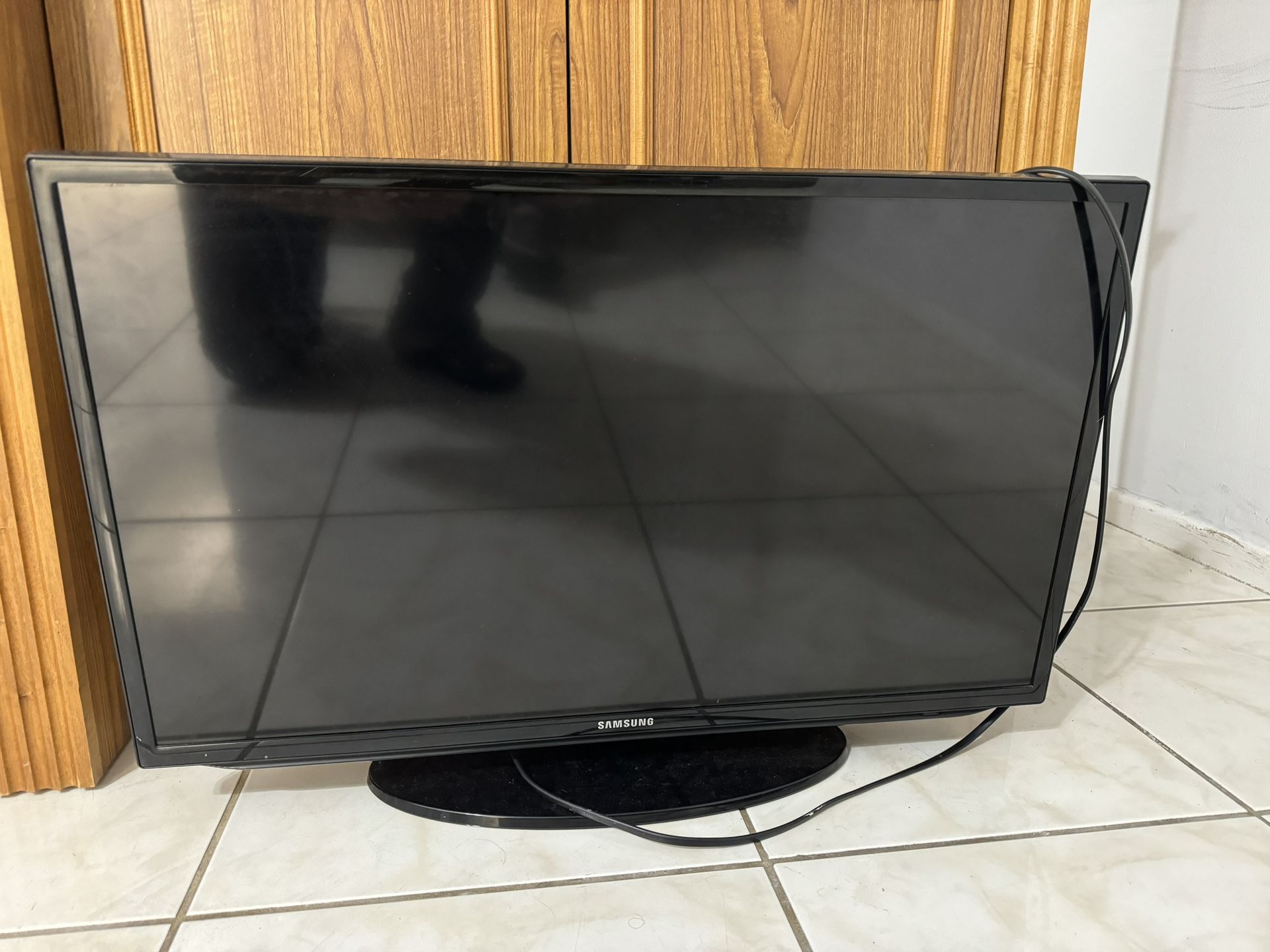 Samsung Smart TV 32 inch, With Remote Control