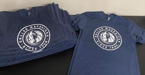 🏀🏀🏀 DALLAS MAVS CIRCLE LOGO DROP 🏀🏀🏀
Heather navy blue shirt with a white screen print 
Sizes SMALL thru 4X are available 
