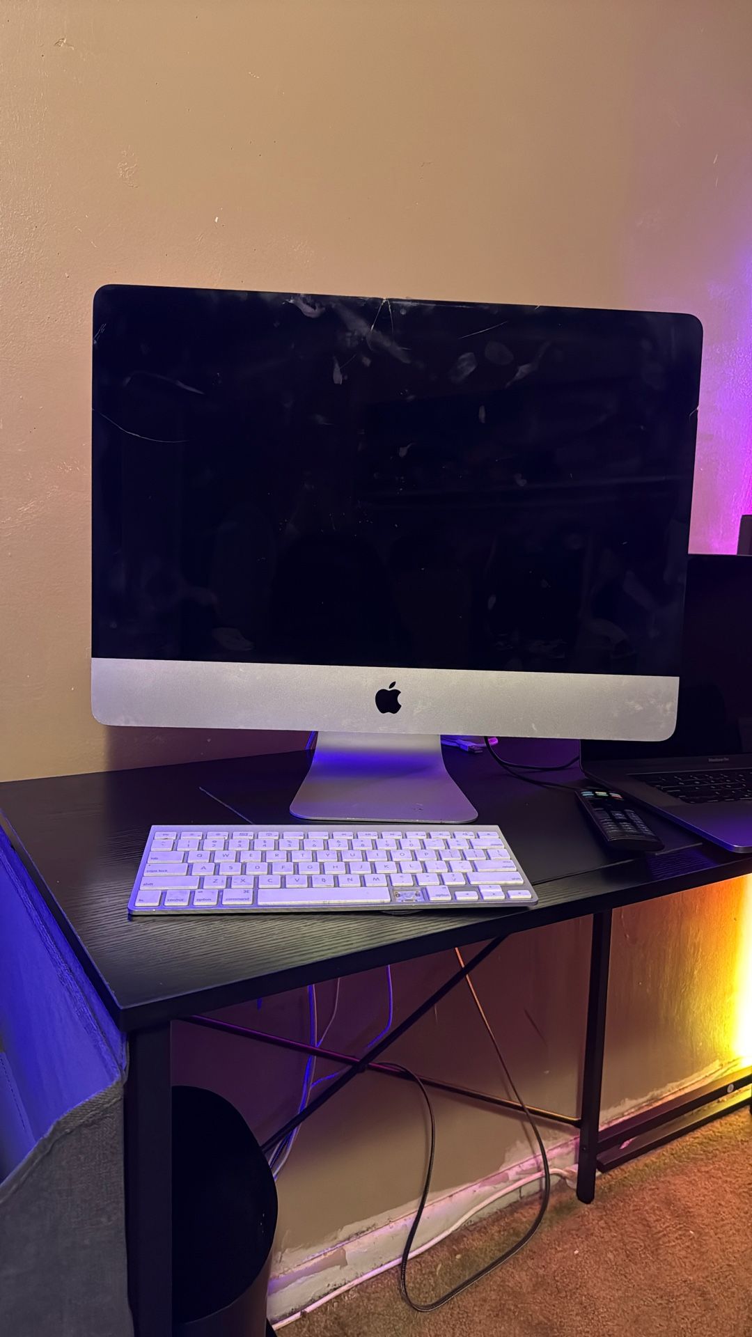 Imac 21.5 Inch With Keyboard And Mouse