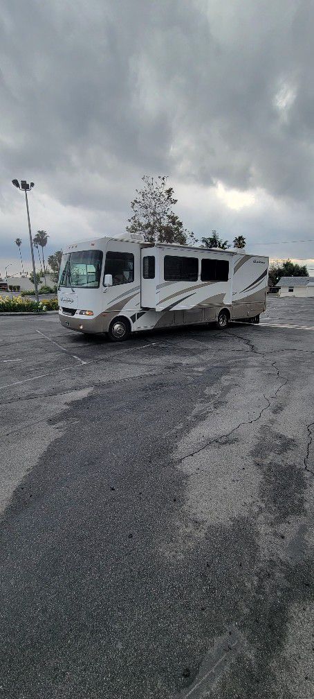 rv motorhome in EXCELLENT CONDITION 2 BIG SLIDES! MUST SEE