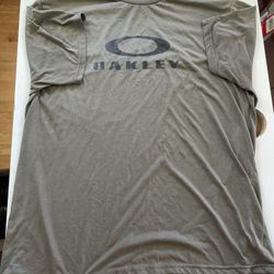 Green Oakley sportswear T-shirt #outdoor  Size: XXL 🚚 Ships fast – usually same or next day 🔥 Bundle & save – DM for deals on 2+ items!