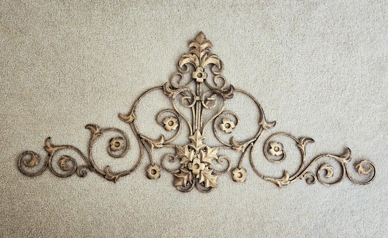 Vintage-Style Ornamental Wall Decor – Wrought Iron Floral Scroll Design