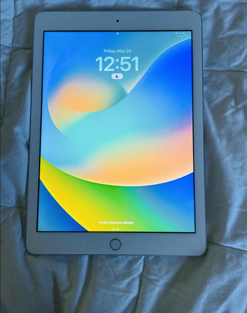 iPad 5th Unlocked Like New