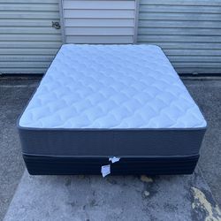 Like new queen plush Pillowtop mattress Boxspring & medal frame (Delivery available!)