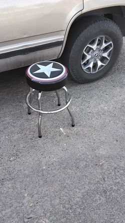Swivel Barstool Like New NO Tears
