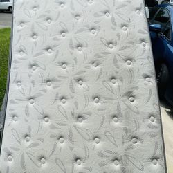full size mattress and box spring/ USED/ free delivery 