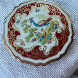 Stratton vintage compact, gold town