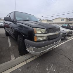 2004 CHEVY AVALANCH STRONG 