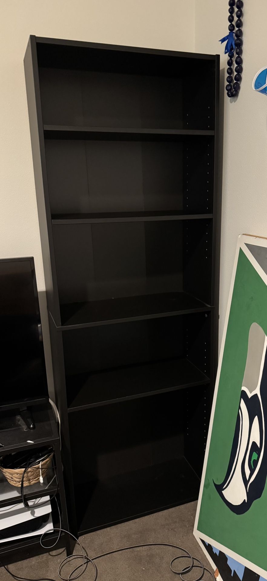 Bookcase with adjustable shelves