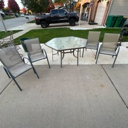 5 piece porch patio set 4 stacking chairs & table 28.5”T 59.5”D