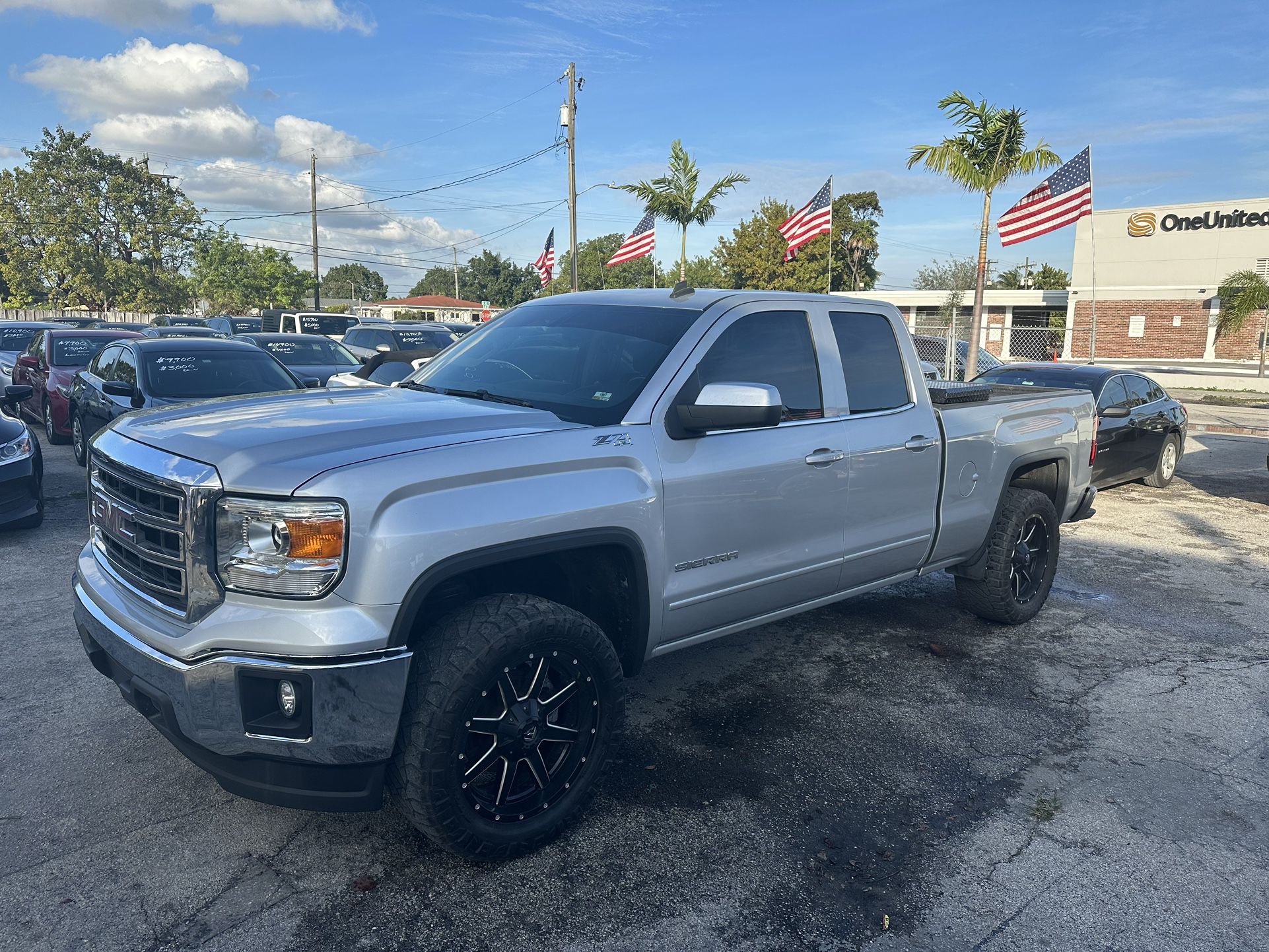 used 2014 gmc Sierra - front view 2
