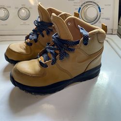 Nike Manoa Hiking Boots - Kids Size 4