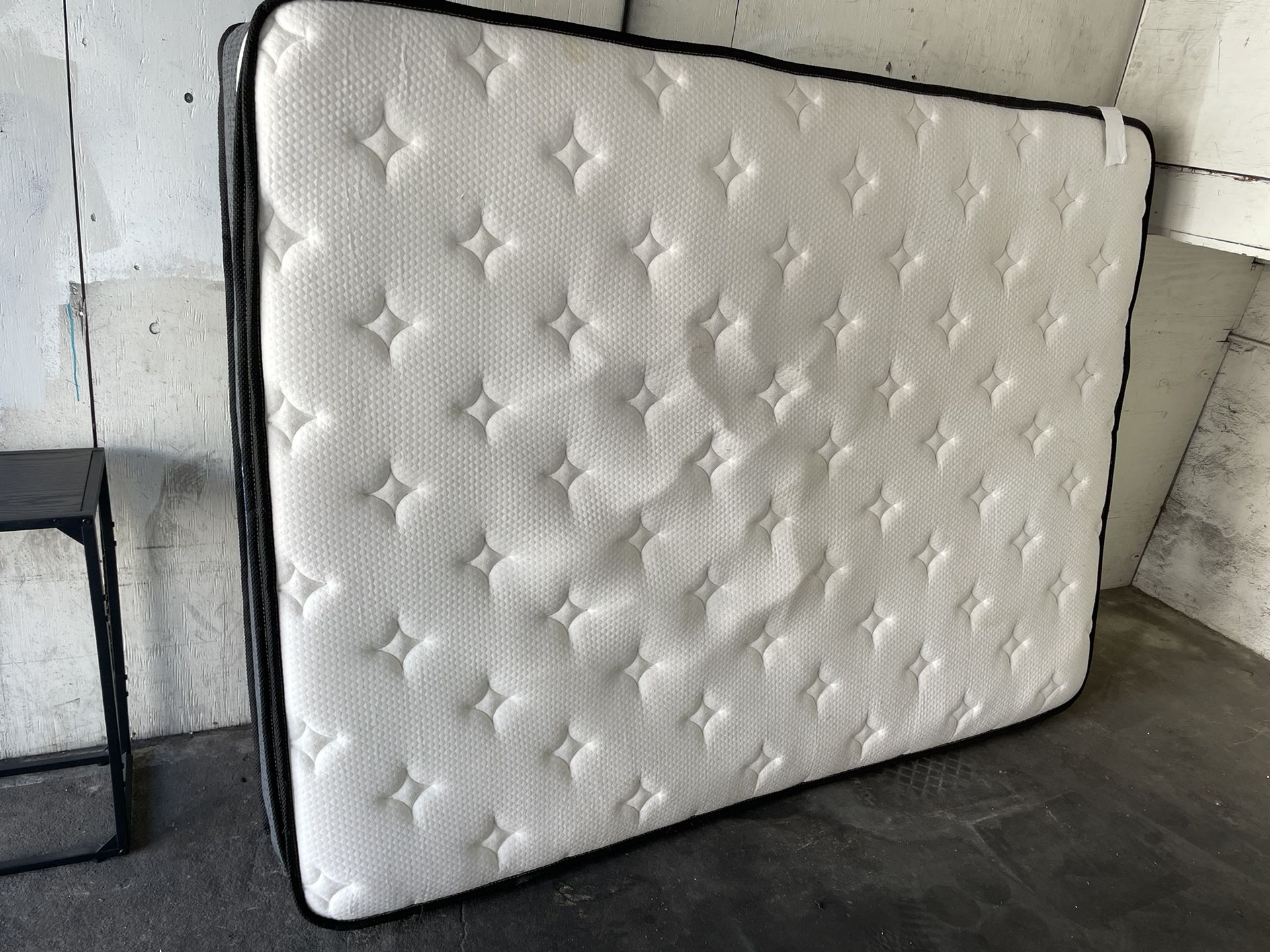 QUEEN MATTRESS & BED FRAME 