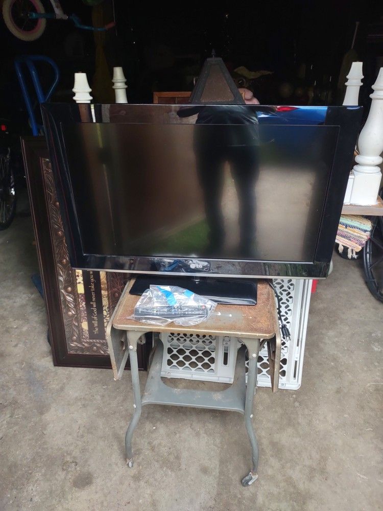 Nice40 Inch LG Flat Screen With Ree Mote
