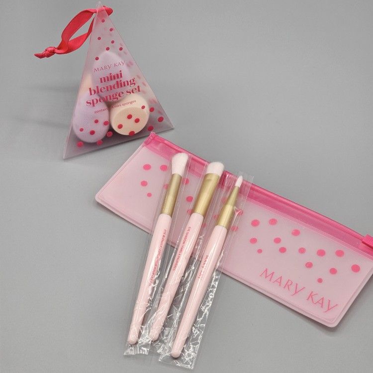 Mary kay
- Mini blending sponge set.
Contains: 4mini sponges.
- mini essential brush set.
Contains:
1 eye blender brush.
1 eye shadow brush.
1 eye