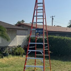 Werner NXT1A 12-ft (16-ft Reach Height) Fiberglass Type 1A - 300 lbs. Load Capacity Step ladder