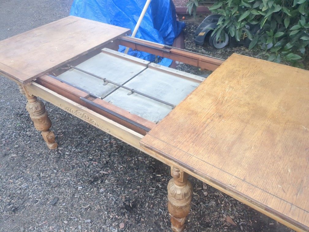 ANTIQUE (over 80 year old) EXTENDABLE OAK WOOD DINING TABLE & 5 CHAIRS!
