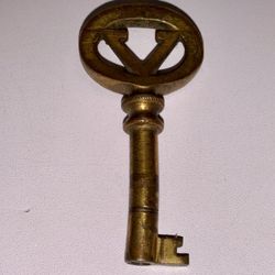 Vintage Antique Victor Victrola Phonograph Brass Cabinet Key V 1920’s Era