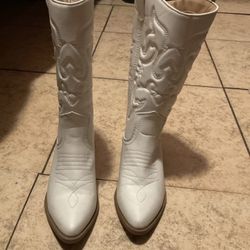 SODA women’s white cowboy boots size 7 1/2