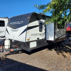 2021 Keystone Hideout 17ft couples trailer with slide Murphy bed