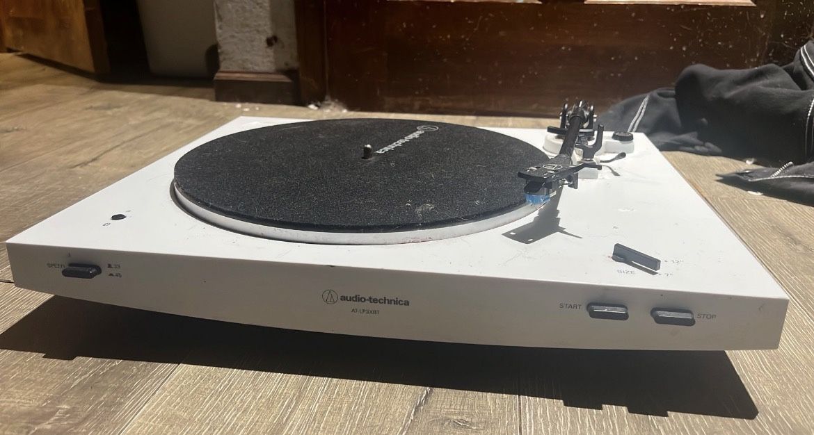 Record Player Missing Plastic Cover But 200$ Off 