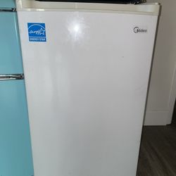 Midea MiniFridge