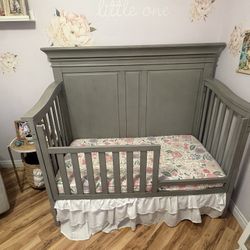 Baby Cache Vienna Crib, Dresser And Changing Pad Wooden Topper.