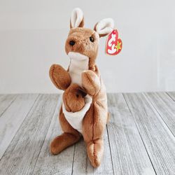 Vintage 7" Pouch Kangaroo & Baby Ty Beanie Baby Original Stuffed Animal Plushie.  1996. Brown/Beige Polyester fiber and plastic Pellets. Pre-owned in 