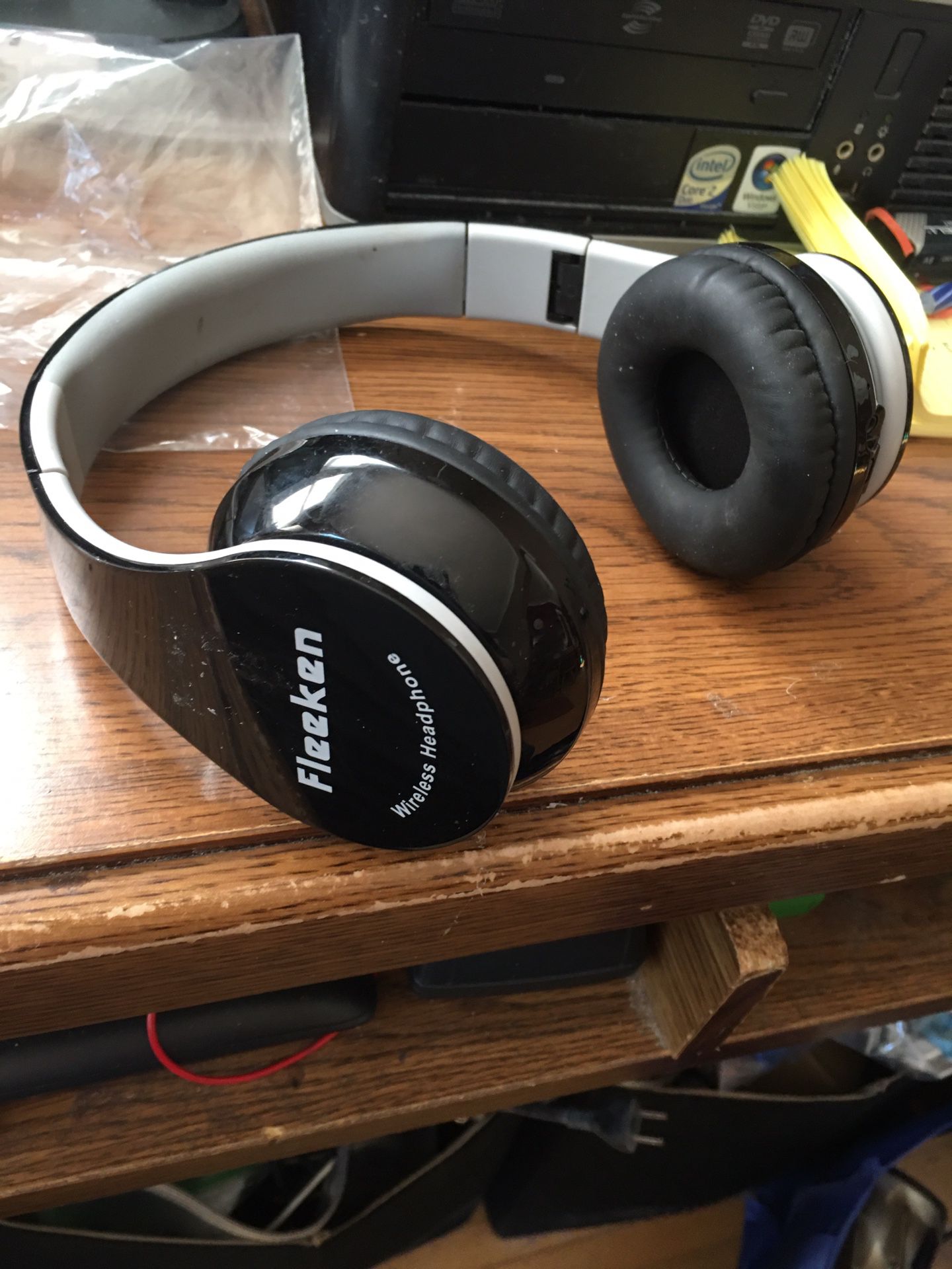 black fleeken bluetooth headphones