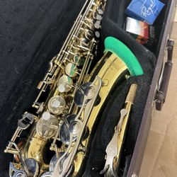 Yamaha Alto Saxophone with New Box of Reeds YAS-23 