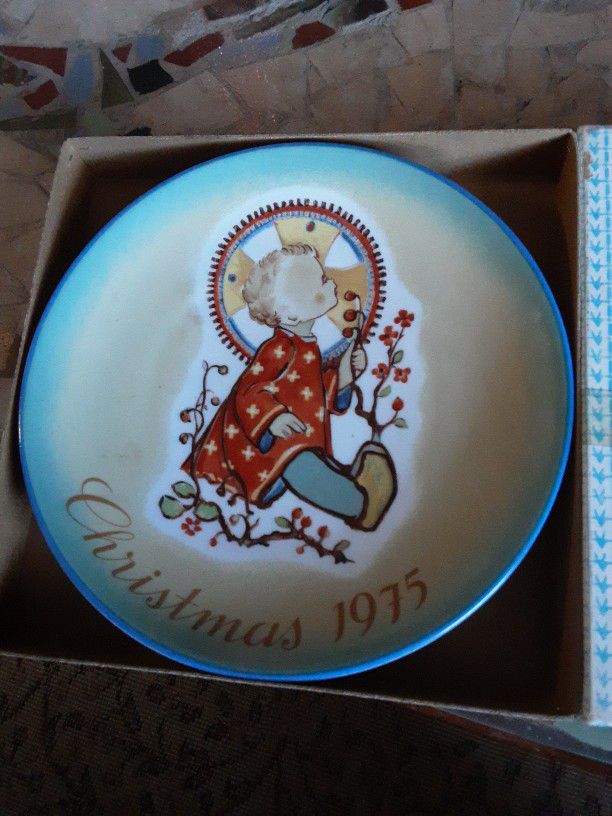 Sister Berta Hummel Christmas 1975 Plate