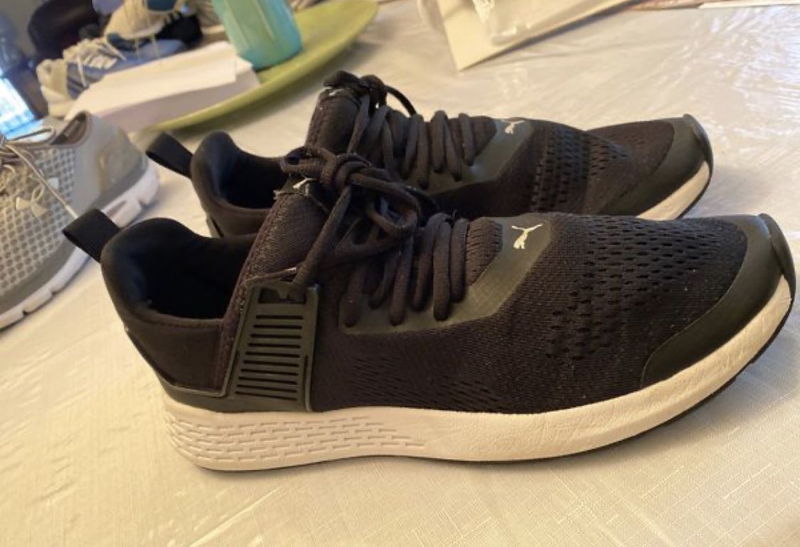 MENS puma size 10.5 in beautiful shape