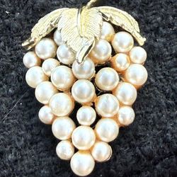 Vintage Crown Trifari Simulated Pearl Grape Cluster Gold Tone Pin Brooch