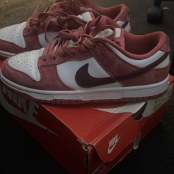 Women’s Nike Hot pink Dunks