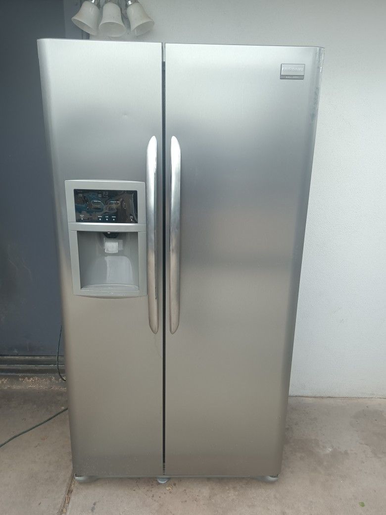 Refrigerator Frigidaire Todo Le Funciona Perfectamente Lo Unico Q Le Falta Es La Caja Para Los Hielos