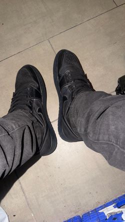 Jordan 1 mid black size 10