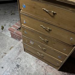 Cajonera esta un poco despintada pero esta bien los cajones