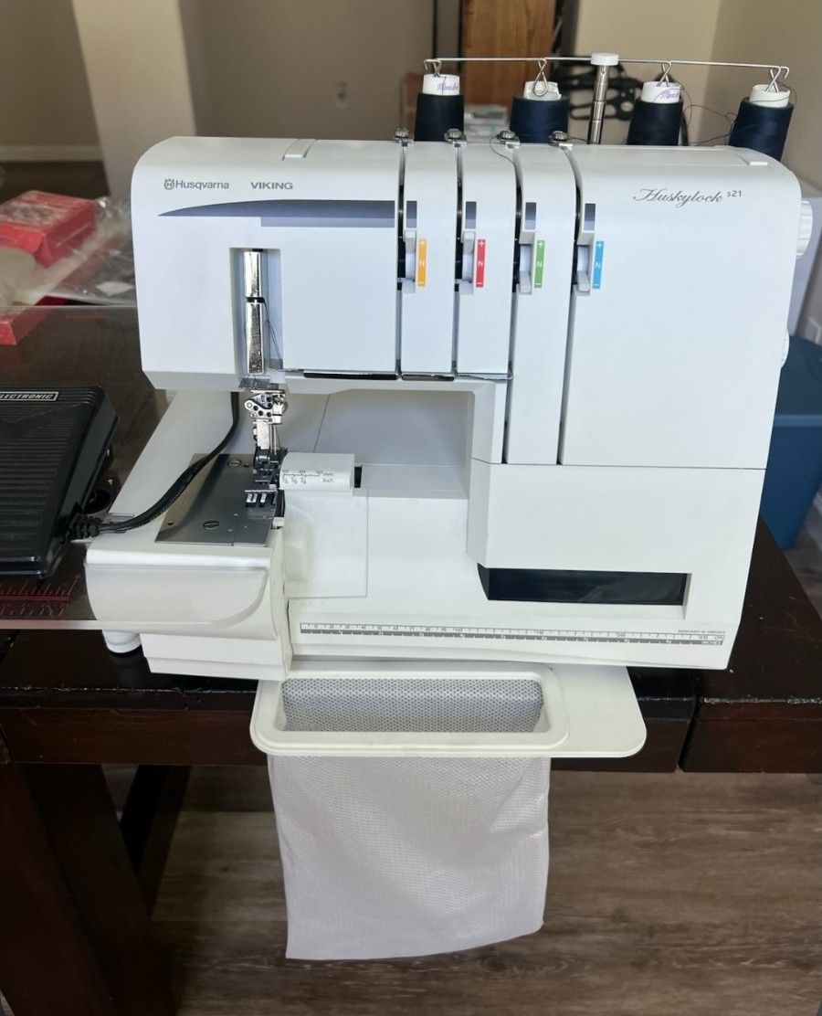 Husqvarna Viking Huskylock S21 Serger