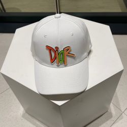 A hat of the same style for men and women