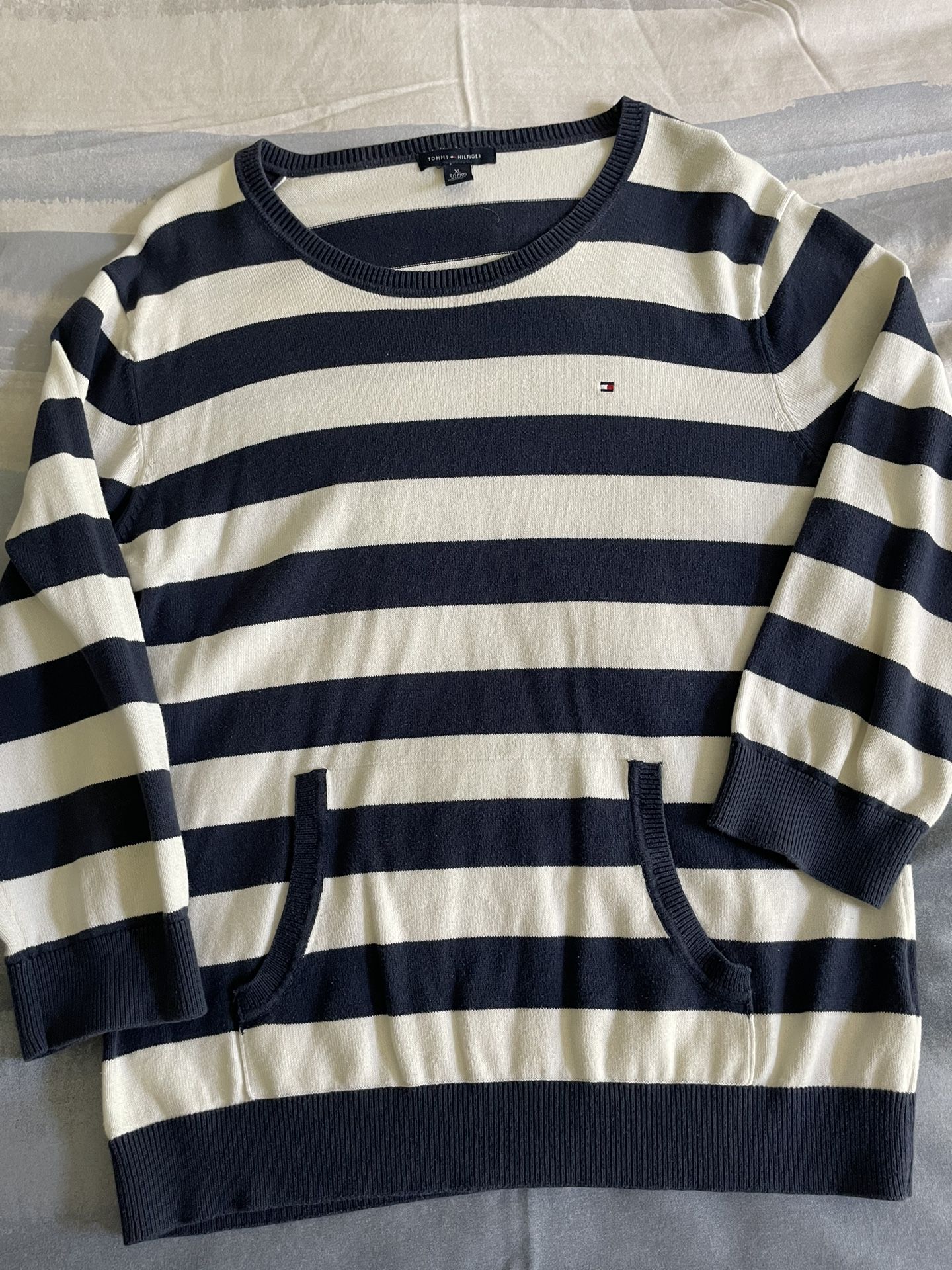 Tommy Hilfiger Sweater L for in Des Plaines, OfferUp