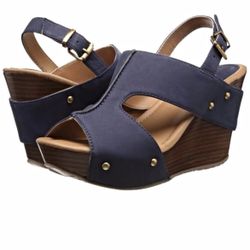 KENNETH COLE REACTION STUDDED WEDGE  Size 7.5