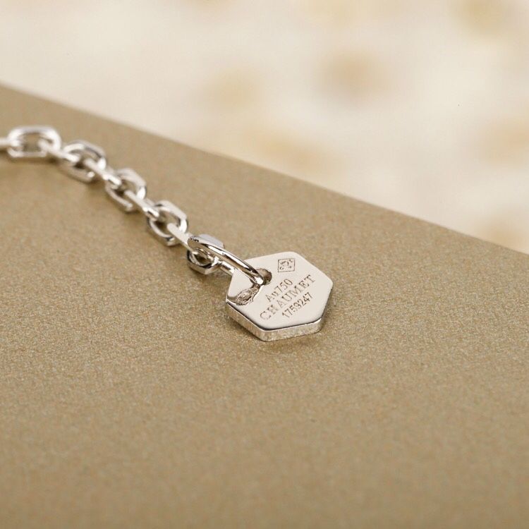 Honeycomb with diamond necklace