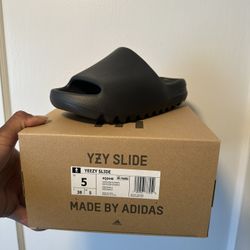 Yeezy Slide Onyx Size 5