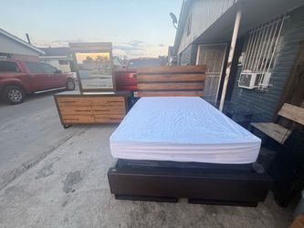 Cama con colchón y marco y cómoda