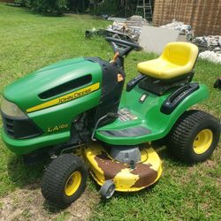 John Deere LA105 Riding Lawnmower 